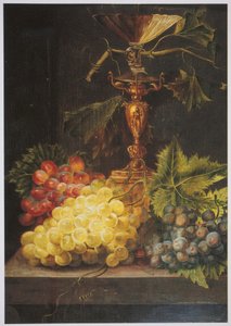 Detalle de un bodegón con copa y racimo de uvas